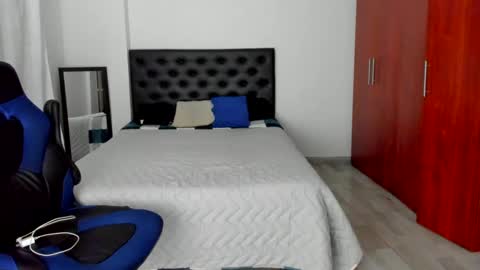 Independence model AbelAsburgo online show from 12.28.24