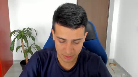 Independence model AbelAsburgo online show from 10.17.25