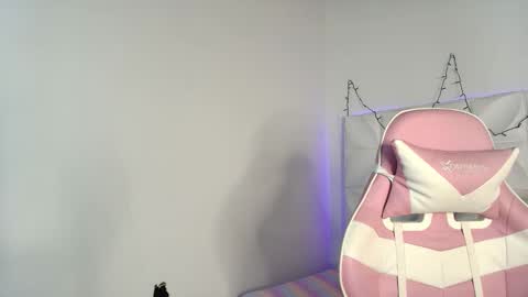 Abril  online show from 11.04.25