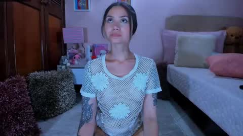 Snapshot of abrilrussell_ chatting on 09.27.25 Abril online show from 09.27.25