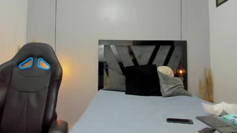 Snapshot of abrilrussell_ chatting on 04.04.26 Abril online show from 04.04.26