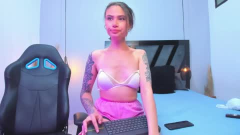 Snapshot of abrilrussell_ chatting on 04.07.26 Abril online show from 04.07.26