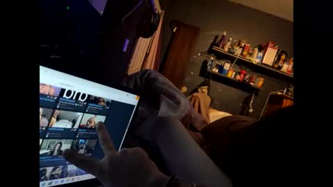 Snapshot of acouplesinners chatting on 10.23.25 acouplesinners online show from 10.23.25