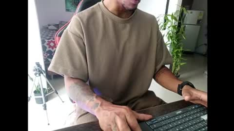 Snapshot of adam_valencia chatting on 06.25.26 Adam Valencia online show from 06.25.26