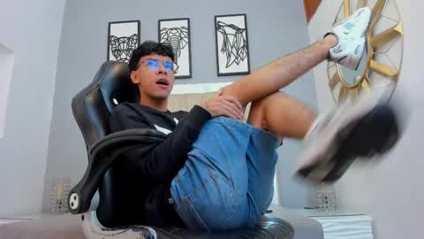 Adams Bobby online show from 04.12.26