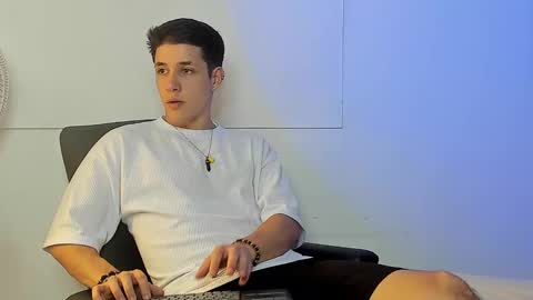 Snapshot of adan_rivas chatting on 12.26.24 adan online show from 12.26.24