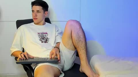 Snapshot of adan_rivas chatting on 01.15.25 adan online show from 01.15.25