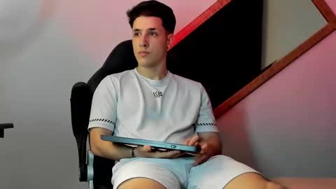 Snapshot of adan_rivas chatting on 03.11.25 adan online show from 03.11.25
