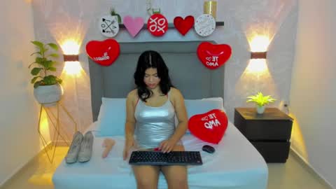 Snapshot of adarna13_ chatting on 02.15.25 A D A R N A online show from 02.15.25