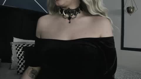 Snapshot of adeelinee chatting on 02.10.25 Ade online show from 02.10.25