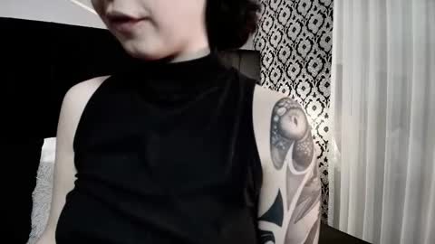 Snapshot of adeelinee chatting on 10.25.25 Ade online show from 10.25.25