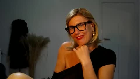 adelemilf40 online show from 10.02.25