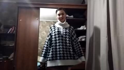 Snapshot of adelinehaefner chatting on 11.24.25 Anna online show from 11.24.25