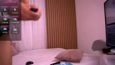 Snapshot of adellevixen chatting on 11.06.25 Adelle online show from 11.06.25