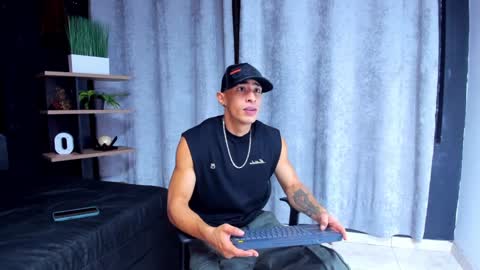 Snapshot of adrian_rae chatting on 01.04.25   online show from 01.04.25