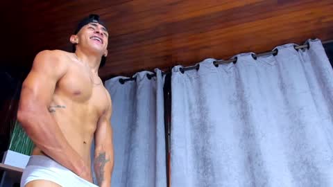 Snapshot of adrian_rae chatting on 01.04.25   online show from 01.04.25