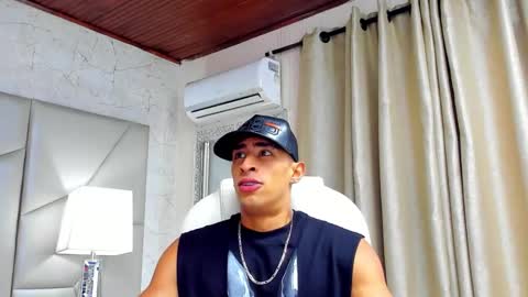 Snapshot of adrian_rae chatting on 01.20.25   online show from 01.20.25