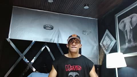 Snapshot of adrian_rae chatting on 01.29.25   online show from 01.29.25