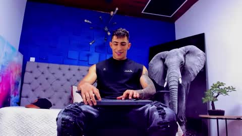 Snapshot of adrian_rae chatting on 09.10.25   online show from 09.10.25