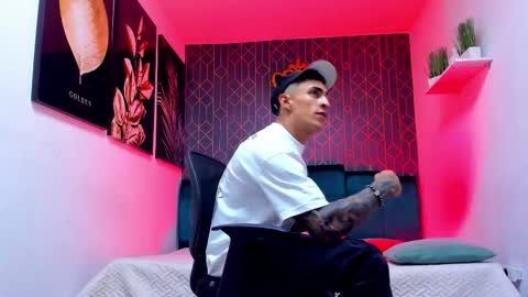 Snapshot of adrian_rae chatting on 09.26.25   online show from 09.26.25