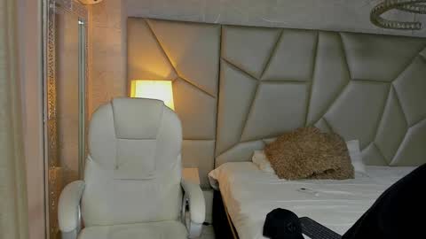 Snapshot of adrian_rae chatting on 10.04.25   online show from 10.04.25