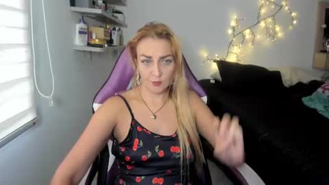 Snapshot of adrianapdes chatting on 07.27.26 Adriana Paredes online show from 07.27.26