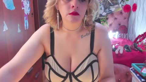 Snapshot of adriiana_fox_ chatting on 02.25.25 adriiana_fox_ online show from 02.25.25
