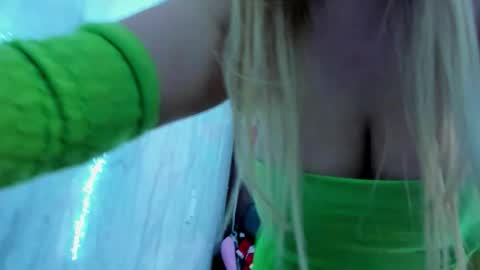 Snapshot of adriiana_fox_ chatting on 12.03.25 adriiana_fox_ online show from 12.03.25