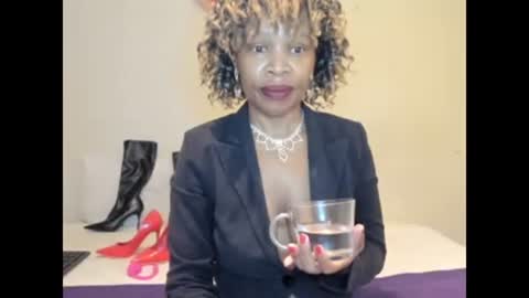 Snapshot of aficangagqueen chatting on 05.18.26 AfricanSquirtQueen online show from 05.18.26