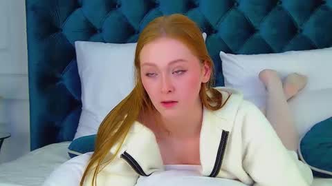 Snapshot of agatafoxley chatting on 09.28.25 AgataFoxley online show from 09.28.25