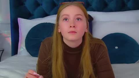 Snapshot of agatafoxley chatting on 11.29.25 AgataFoxley online show from 11.29.25