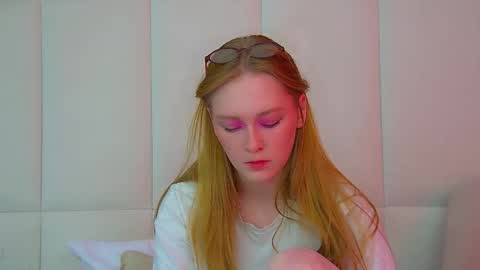 Snapshot of agatafoxley chatting on 11.30.25 AgataFoxley online show from 11.30.25