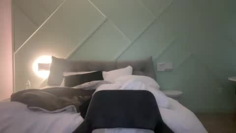 Snapshot of aggbb chatting on 01.12.25 Annie online show from 01.12.25