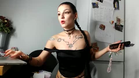 Snapshot of agnesm0on chatting on 10.13.25 Moon online show from 10.13.25
