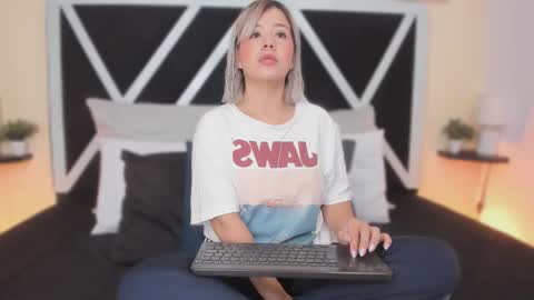 Snapshot of ah_mara chatting on 12.20.25 Ahmara online show from 12.20.25