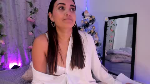 Snapshot of aisha_es chatting on 12.29.24 Aisha online show from 12.29.24