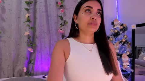 Snapshot of aisha_es chatting on 12.30.24 Aisha online show from 12.30.24