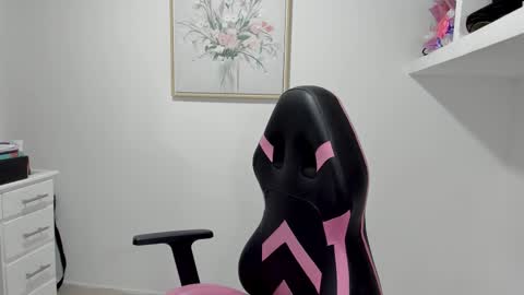 VALENTINA  independent online show from 09.22.25