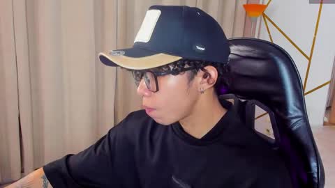 Snapshot of akazaboy chatting on 05.06.26 akazaboy online show from 05.06.26