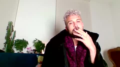 Snapshot of aki1080be chatting on 10.30.25 Sweet moment online show from 10.30.25