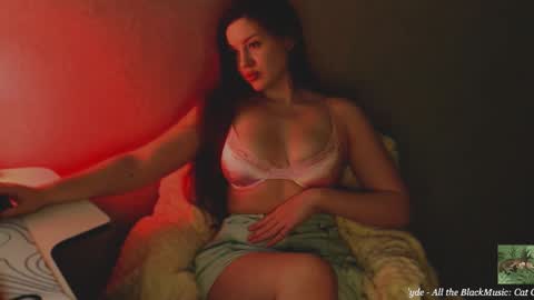 Snapshot of al1cegreen__ chatting on 12.21.25 Alice online show from 12.21.25