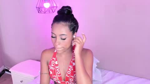 Snapshot of alahia_betancur chatting on 03.04.25 Alahia online show from 03.04.25