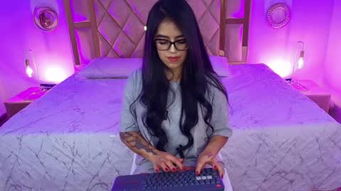 Snapshot of alahiacolucci chatting on 05.30.26 alahiacolucci online show from 05.30.26