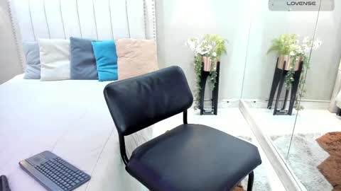 Snapshot of alaiasmile_ chatting on 04.18.26 online show from 04.18.26