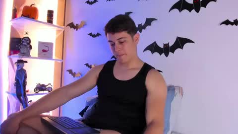 Snapshot of alan_hadid1 chatting on 10.27.25 Alan Hadid online show from 10.27.25