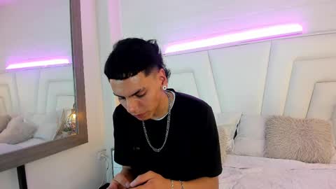 Snapshot of alan_whitee chatting on 03.05.25 Alan Whitee online show from 03.05.25