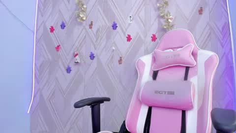 Snapshot of alanaflores chatting on 12.13.24 Alana Flores online show from 12.13.24