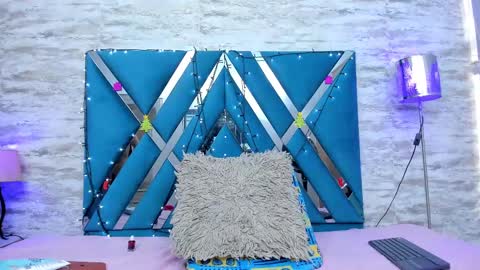 Snapshot of alanaflores chatting on 12.20.24 Alana Flores online show from 12.20.24