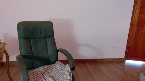 Snapshot of alanis_22 chatting on 04.30.26 alanis online show from 04.30.26