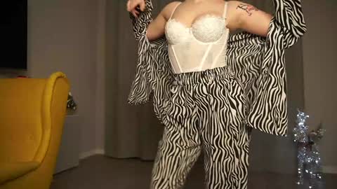 Snapshot of albertaellen chatting on 01.14.25 Hi all. My name is Stela and this is my first day here online show from 01.14.25